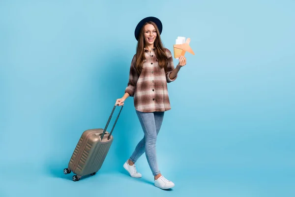 Pełny rozmiar zdjęcie młodych szczęśliwy podekscytowany pozytywny nastrój dziewczyna z bagażem i bilety izolowane na tle niebieskiego koloru — Zdjęcie stockowe