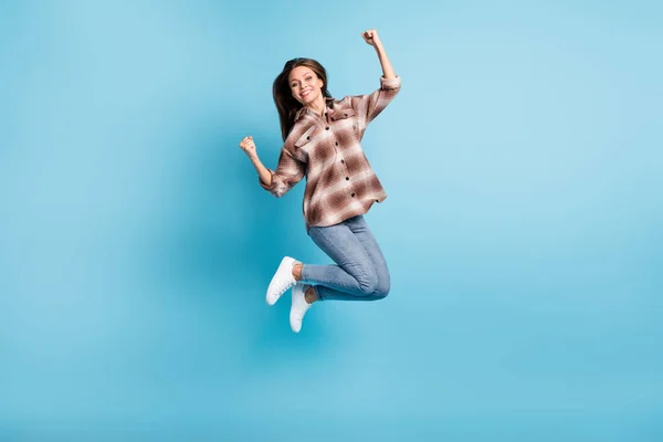 Foto em tamanho completo de jovens felizes animado louco sorrindo alegre positivo menina pular na vitória isolada no fundo de cor azul — Fotografia de Stock