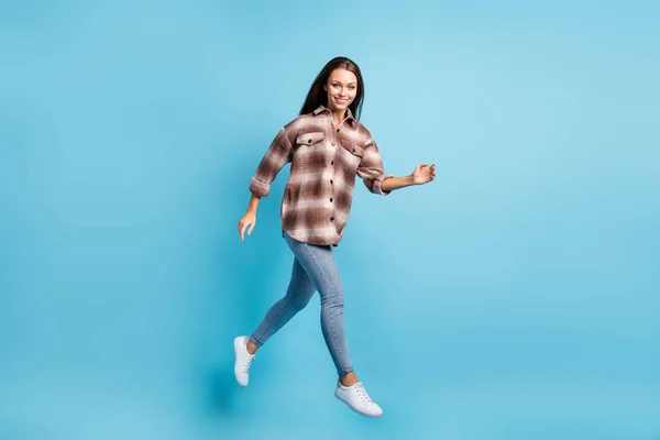 Tamaño completo perfil lado de la foto de la joven atractiva hermosa chica sonriente ir a caminar en el aire aislado en el fondo de color azul — Foto de Stock