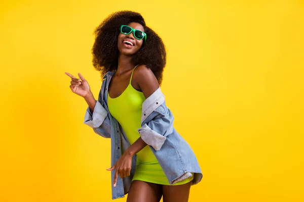 Foto retrato de mulher funky rindo dança feliz em verde vestido curto na festa isolado vívido cor amarela fundo copyspace — Fotografia de Stock