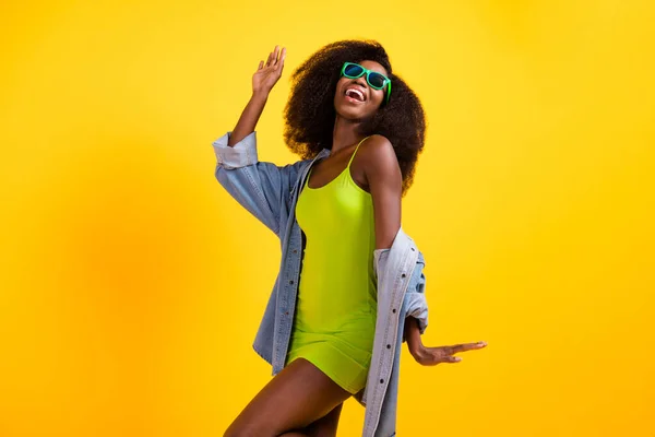Фотопортрет фанк-жінки, що сміється весело носить модний одяг, ізольований яскравий жовтий колір фону копія простору — стокове фото
