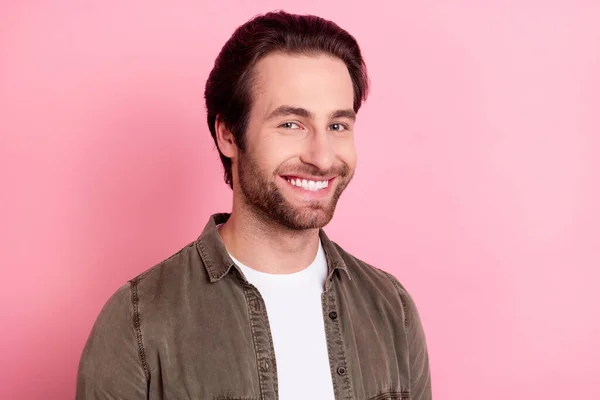 Perfil lado de la foto de joven alegre guapo hombre feliz sonrisa positiva confiado aislado sobre fondo de color rosa — Foto de Stock