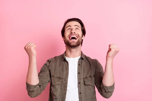 Фото молодого збудженого чоловіка щаслива позитивна посмішка святкують перемогу вигравайте лотерею, щасливчик ізольований на рожевому кольоровому фоні — стокове фото