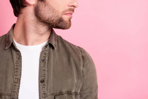 Foto del lado del perfil recortado de un chico guapo joven peluquería cerda loción gel cuidado de la piel aislado sobre fondo de color rosa — Foto de Stock