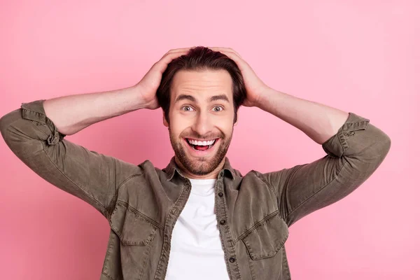 Porträtt av attraktiva förvånad lycklig glad kille stora nyheter reaktion isolerad över rosa pastell färg bakgrund — Stockfoto
