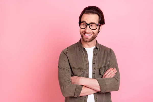 Foto de joven alegre hombre feliz sonrisa positiva cruzada manos mirada espacio vacío aislado sobre fondo de color pastel — Foto de Stock