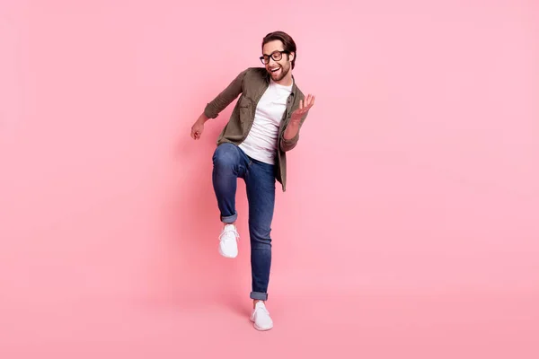 Photo of attractive funky young man wear brown shirt eyewear smiling taniec odizolowany różowy kolor tła — Zdjęcie stockowe