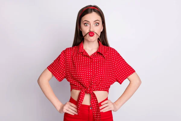 Foto de tonta señora loca rizo falso bigote divertidos labios usan rojo punteado retro blusa aislado gris color fondo —  Fotos de Stock