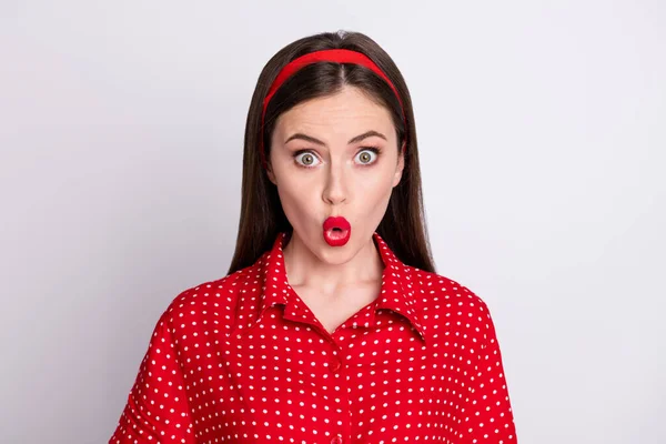 Foto de señora sorprendida loca boca abierta mirando fijamente desgaste rojo punteado blusa vintage aislado fondo de color gris — Foto de Stock