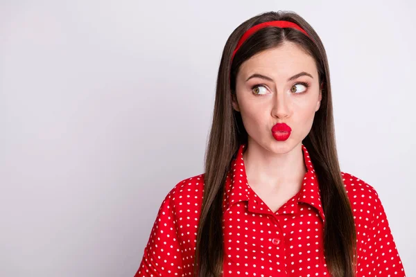 Retrato de menina glamourosa atraente olhando de lado lábios de faneca copiar espaço vazio isolado sobre fundo de cor pastel cinza — Fotografia de Stock