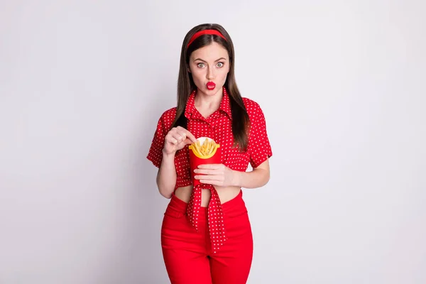 Foto de loca adorable chica mantenga caja de papel comida chatarra enviar aire beso desgaste rojo punteado blusa aislado gris color fondo —  Fotos de Stock