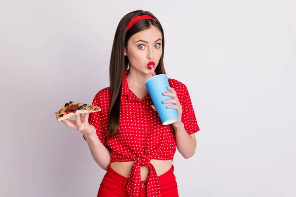 Fénykép aranyos szép lány hold pizza szelet ital csésze szóda szalma viselni piros pontozott blúz elszigetelt szürke szín háttér — Stock Fotó