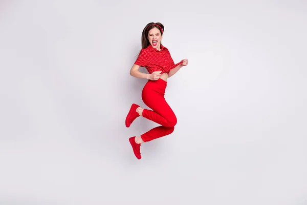 Foto de longitud completa de señora loca salto excitado boca abierta desgaste rojo punteado blusa pantalones calzado aislado color gris fondo —  Fotos de Stock