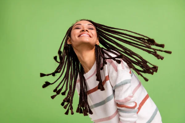 Foto de alegre feliz afro americana joven mujer volar pelo buen estado de ánimo fin de semana aislado sobre fondo de color verde — Foto de Stock