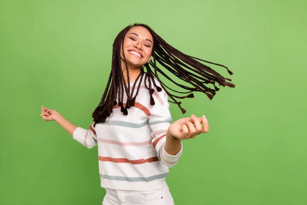 Foto de encantador agradável afro-americano jovem mulher bom humor voar cabelo isolado no fundo de cor verde — Fotografia de Stock
