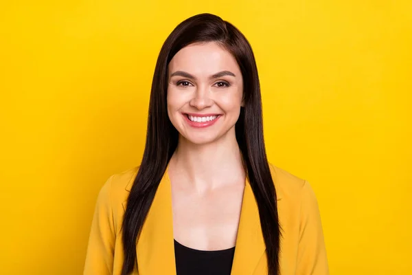 Foto van jonge aantrekkelijke zakenvrouw gelukkig positieve glimlach zelfverzekerd geïsoleerd over gele kleur achtergrond — Stockfoto