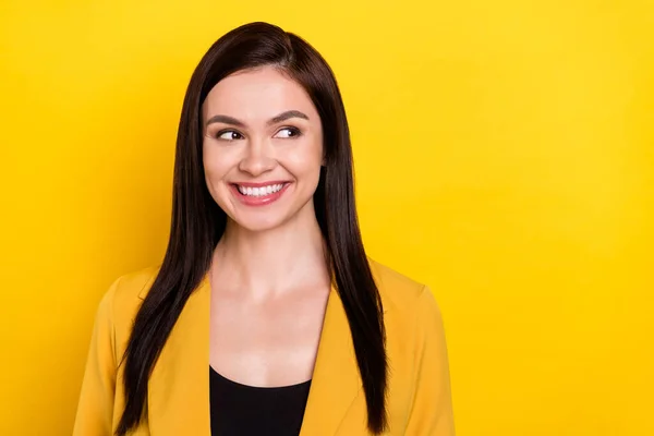 Foto van jonge vrolijke vrouw gelukkig positieve glimlach nieuwsgierig blik lege ruimte geïsoleerd over gele kleur achtergrond — Stockfoto