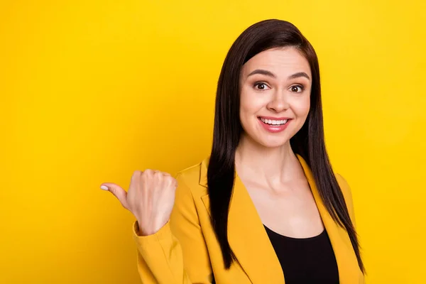 Foto di hooray giovane brunetta signora punto vuoto usura blazer giallo isolato su sfondo di colore vivo — Foto Stock