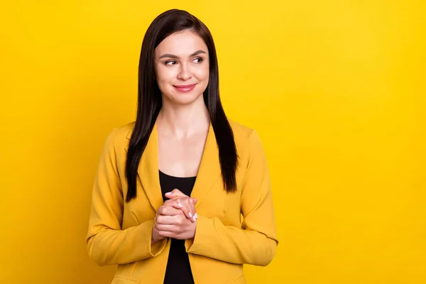 Foto de mujer atractiva joven sonrisa positiva feliz mirada espacio vacío desgaste chaqueta líder aislado sobre fondo de color amarillo — Foto de Stock