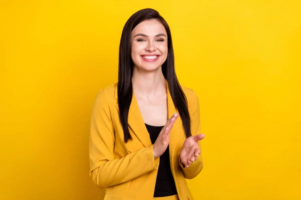 Foto di affascinante brillante giovane donna indossare giacca formale applausi braccia sorridente isolato colore giallo sfondo — Foto Stock