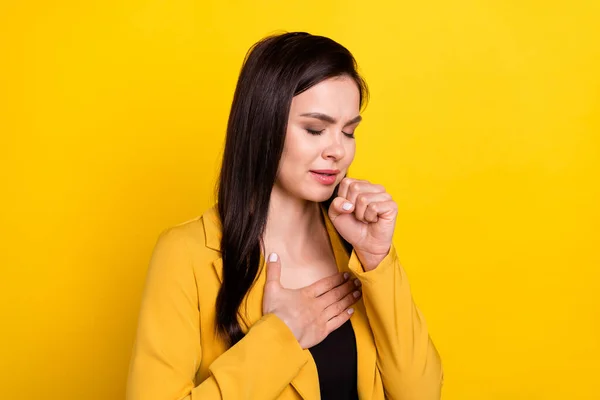 Foto de doente jovem senhora tosse usar blazer amarelo isolado no fundo de cor vívida — Fotografia de Stock