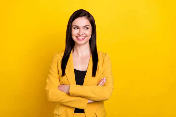 Foto da jovem mulher feliz sorriso positivo confiante cruzado mãos olhar espaço vazio isolado sobre fundo de cor amarela — Fotografia de Stock