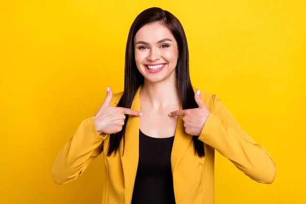 Photo de jeune femme joyeuse heureux sourire positif doigt du point elle-même fière victoire isolé sur fond de couleur jaune — Photo