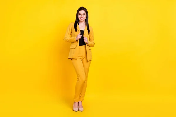 Foto de adorável jovem brilhante vestido blazer formal sorrindo espaço vazio isolado cor amarela fundo — Fotografia de Stock