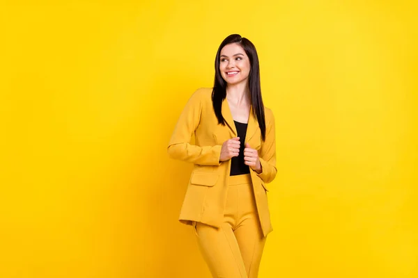 Φωτογραφία της νεαρής ελκυστική γυναίκα ευτυχής θετικό χαμόγελο αυτοπεποίθηση παράγοντα ματιά κενό χώρο που απομονώνονται σε κίτρινο χρώμα φόντο — Φωτογραφία Αρχείου