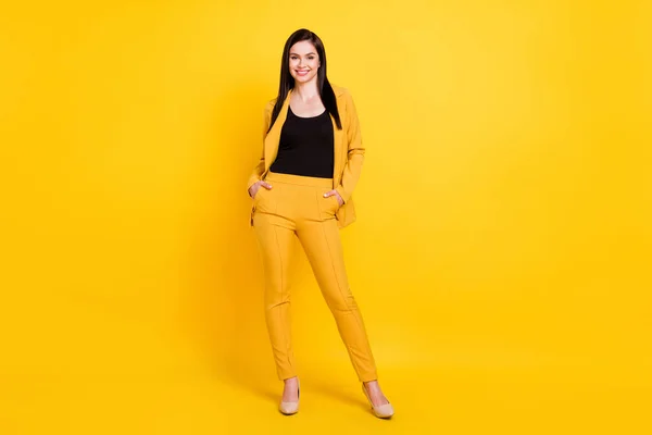 Foto av söt söt ung kvinna bära formell jacka armar fickor ler isolerad gul färg bakgrund — Stockfoto