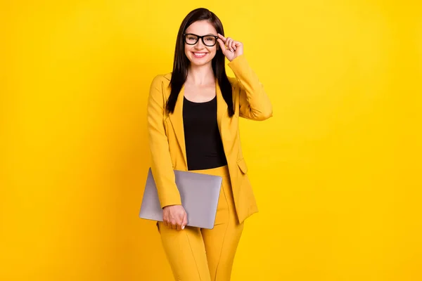 Foto av optimistiska unga hr dam med bärbar dator slitage glasögon gul kavaj byxor isolerad på levande färg bakgrund — Stockfoto