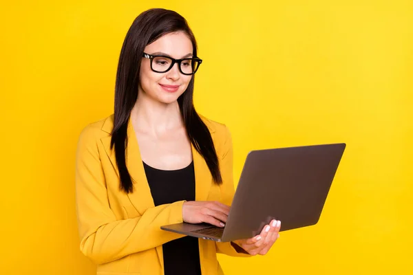 Profil côté photo de jeune femme d'affaires heureux sourire positif ordinateur portable de travail isolé sur fond de couleur jaune — Photo