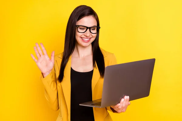 Foto av ung kvinna glad positiv leende konferens video samtal möte online dator isolerad över gul färg bakgrund — Stockfoto