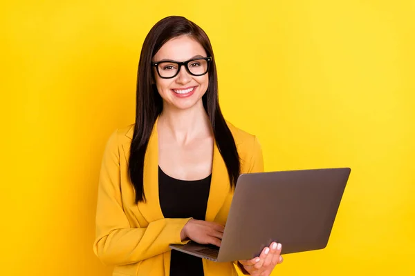 Foto de mujer de negocios joven feliz sonrisa positiva tipo de chat portátil de correo electrónico aislado sobre fondo de color amarillo —  Fotos de Stock