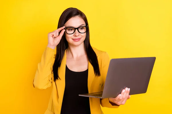 若いビジネス女性の写真幸せな肯定的な笑顔は黄色の色の背景に隔離された参照ノートパソコンを読む — ストック写真