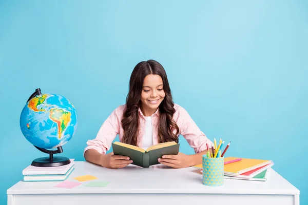 Foto de joven bastante encantadora chica positiva feliz disfrutando de la lectura de la tarea del libro aislado en el fondo de color azul — Foto de Stock