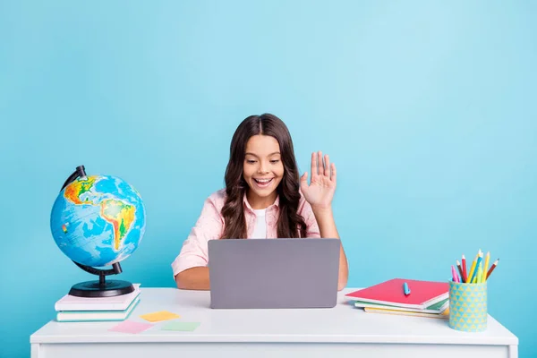 Foto de jovens muito charmoso positivo feliz sorridente menina falar com amigos na web câmera isolada no fundo de cor azul — Fotografia de Stock