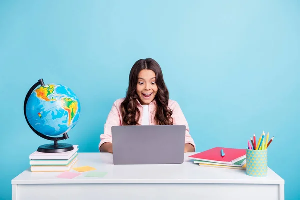 Foto von jungen glücklich aufgeregt verrückt positive Stimmung Mädchen mit Lektion online bestanden Test isoliert auf blauem Hintergrund — Stockfoto