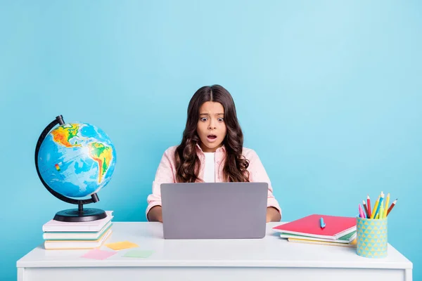 Foto de joven bastante sorprendida sorprendida chica sorprendida teniendo lección en línea escuchar malas calificaciones aisladas sobre fondo de color azul —  Fotos de Stock