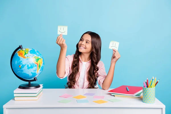 Foto de chica alegre mirada sonrisa emote pegatina en la mano portátiles de buen humor aislados sobre fondo de color azul — Foto de Stock