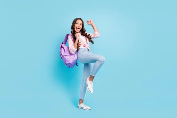 Pleine taille photo de jeunes heureux excité fou bonne humeur fille lever les poings dans la victoire passé examens isolés sur fond de couleur bleue — Photo