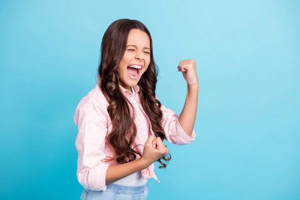 Foto de jovens animado feliz positivo louco menina levantar punhos na vitória olhos fechados boca aberta isolado no fundo de cor azul — Fotografia de Stock