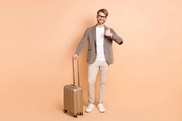 Foto de corpo inteiro de loira atraente homem mostrar ok sinal viagem de negócios bagagem isolada no fundo cor bege — Fotografia de Stock