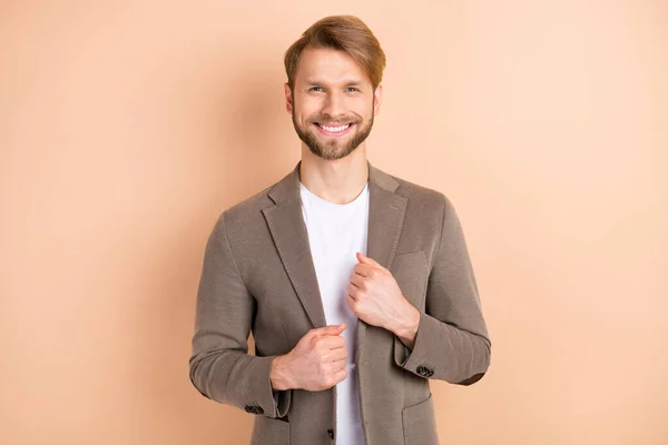 Photo drôle charmant jeune homme habillé blazer souriant isolé fond de couleur beige — Photo