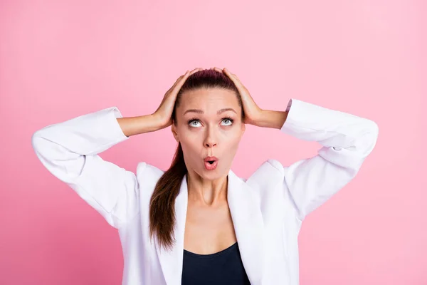 Foto van geschokt verbaasd jonge vrouw houd handen hoofd omhoog lege ruimte geïsoleerd op roze kleur achtergrond — Stockfoto