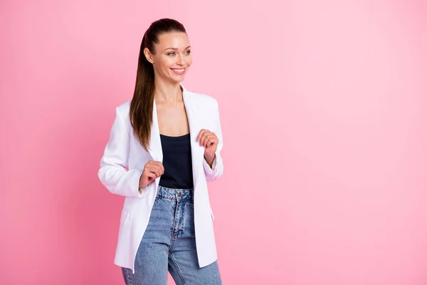 Foto de mujer joven atractiva mirada stand espacio vacío mantenga llevar chaqueta blanca aislada sobre fondo de color rosa —  Fotos de Stock