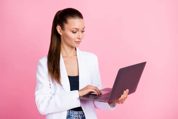 Fotografie sebevědomý chytrý mladá dáma nosit bílou bundu psaní moderní zařízení izolované pastel růžová barva pozadí — Stock fotografie