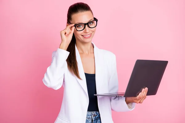 Foto di intelligente affascinante giovane signora indossare giacca bianca digitando dispositivo moderno braccio occhiali isolato colore rosa pastello sfondo — Foto Stock