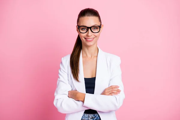 Foto av säker trevlig affärskvinna vikta armar bära glasögon isolerade på pastell rosa färg bakgrund — Stockfoto