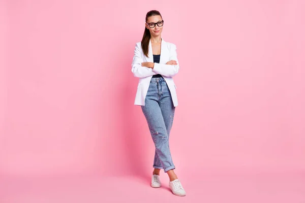 魅力的なビジネス女性のフルサイズの写真折り畳まれた腕はピンクの色の背景に隔離された白いジャケットジーンズを着用 — ストック写真